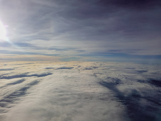 Fototapeta na wymiar Luftaufnahme über den Wolken