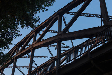 Nahaufnahme der Brücke in der Dämmerung