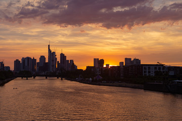 Skyline im Sonnenuntergang