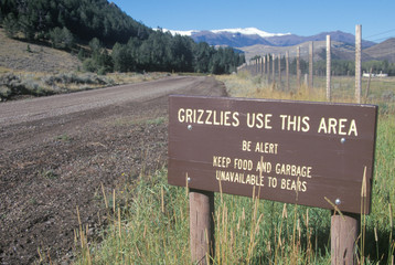 A sign that reads ÒGrizzlies use this areaÓ