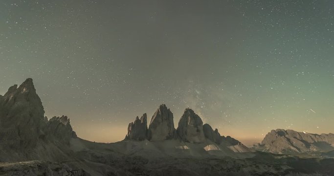 time lapse  della vialattea sulle   Tre Cime di Lavaredo in Alto Adige , il simbolo delle Dolomiti