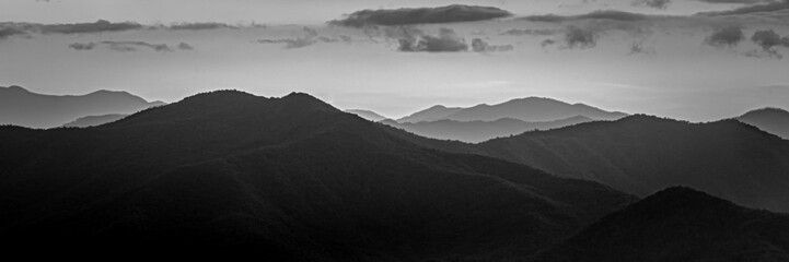 Obraz premium Black and White of Smokey Mountains at Sunset