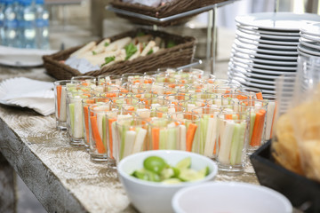 verduras cortadas en tiras servidas vaso como aperitivo 
