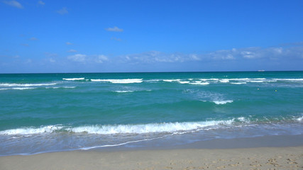 Fototapeta na wymiar View over the turquoise ocean at Miami Beach