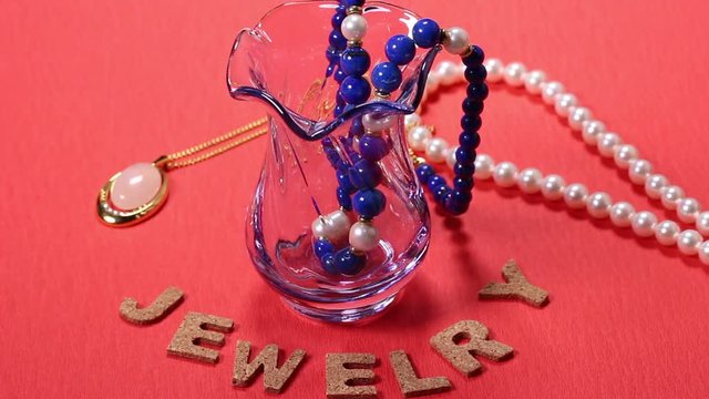 グラスに入った宝飾品とJEWELRYの文字
