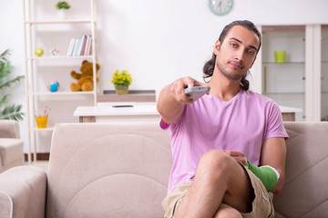 Obraz premium Injured young man at home