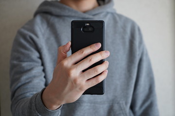 スマートフォンを使用しているところ