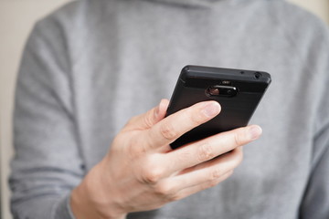 スマートフォンを使用しているところ