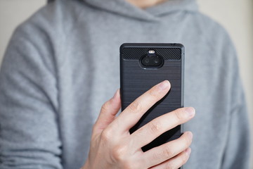 スマートフォンを使用しているところ