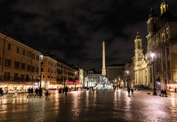 Panoramica nocturna de la Piazza Navona en Roma, Italia