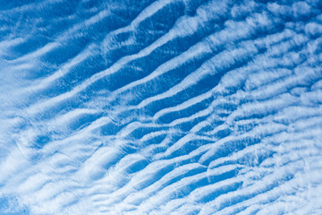 Fototapeta na wymiar 空に広がる波状雲