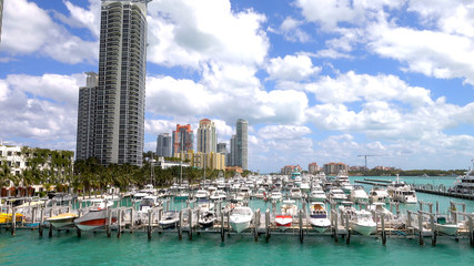 Fototapeta na wymiar Harbor in Miami Beach on a sunny day