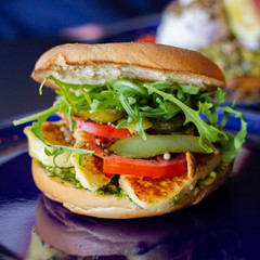 Bagel with halloumi, arugula and pickles