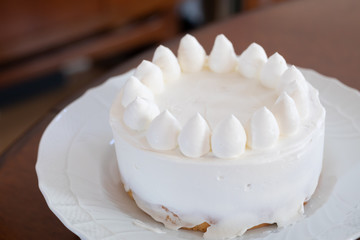 スポンジケーキに生クリームを飾り付けた様子