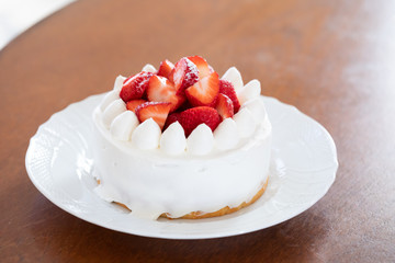 自宅で手作りした苺のスポンジケーキ