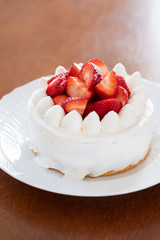 自宅で手作りした苺のスポンジケーキ