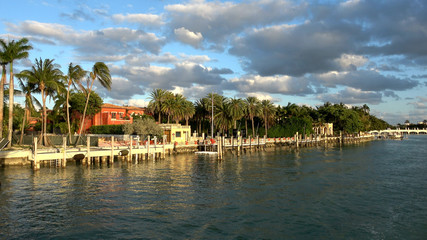 Fototapeta na wymiar Beautiful islands around Miami with exclusive celebrity mansions