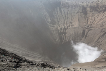 인도네시아에 있는 브로모 화산입니다.
This beautiful sight is the Bromo volcano in Indonesia.