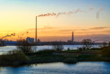 Obraz premium Industrielandschaft am Rhein in Duisburg Hochfeld bei Sonnenaufgang