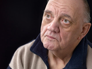 portrait serré vieil homme confiné
