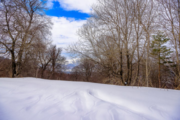 Obraz premium Beautiful snow-packed mountain road