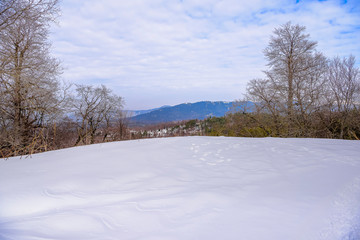 Obraz premium Beautiful snow-packed mountain road