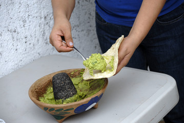 preparado guaca mole con cebolla y picante