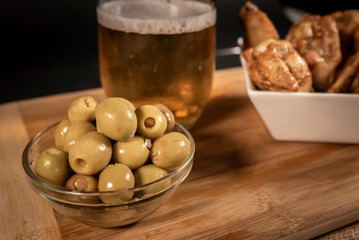 Snack de pollo frito con cerveza y aceitunas