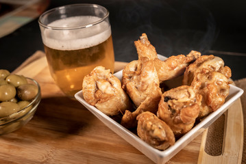 Snack de pollo frito con cerveza y aceitunas