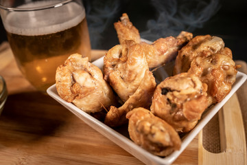 Snack de pollo frito con cerveza y aceitunas
