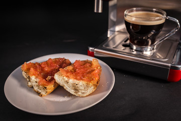 Desayuno de café y tostada