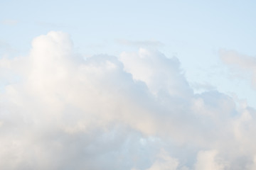 朝焼けでピンクに染まった雲