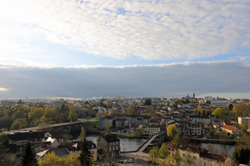 Fototapeta na wymiar Beauté naturelle, barre de nuages sur la Ville