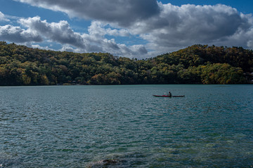 Fototapeta na wymiar 湖でカヌーをする男性