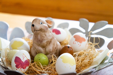 Osterdekoration Ostereier und Hase in einer Schale