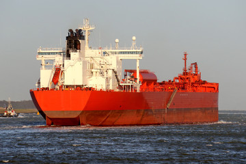 Roter Shuttletanker verlässt den Hafen