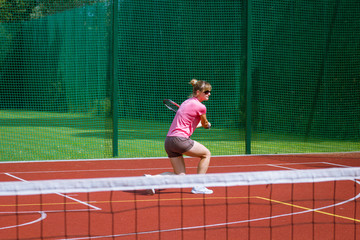 Obraz premium Female tennis player hitting a two-handed backhand