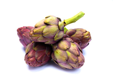 Obraz premium Heads of raw fresh purple artichoke plant ready to cook