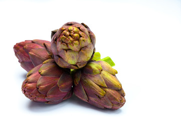 Obraz premium Heads of raw fresh purple artichoke plant ready to cook