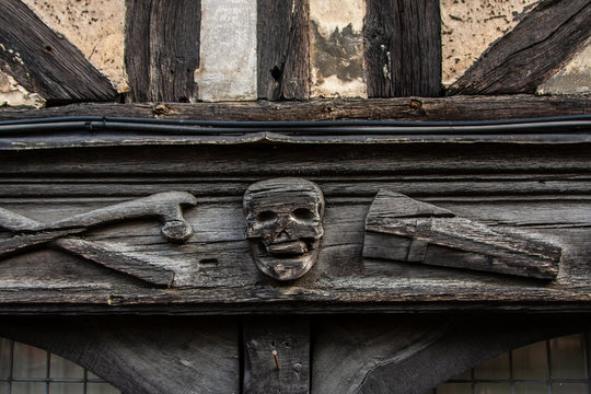 Detailaufnahme des ehemaligen Pestfriedhofs A&icirc;tre Staint Maclou in Rouen in der Normandie