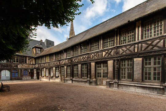 Ehemaliger Pestfriedhof A&icirc;tre Staint Maclou in Rouen in der Normandie