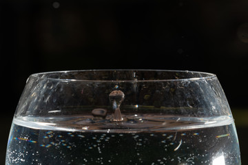 Gocce di acqua in un bicchiere