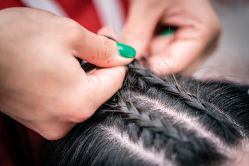 Obraz premium Sesión de peluquería, uñas y maquillaje