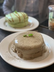 クリームがかかった2つのパンケーキ