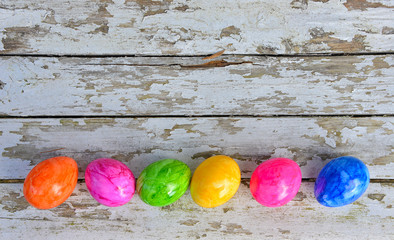 bunte  Ostereier auf altem weißen Holz Hintergrund Ostergruß