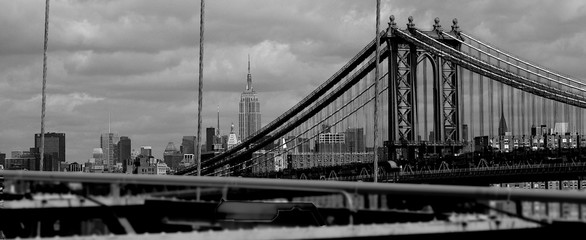 NYC: Manhattan Bridge mit Empire State Buliding