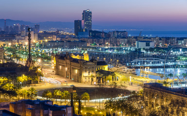 Fototapeta na wymiar Panorama aéreo del paisaje urbano de la ciudad de Barcelona iluminada al anochecer.