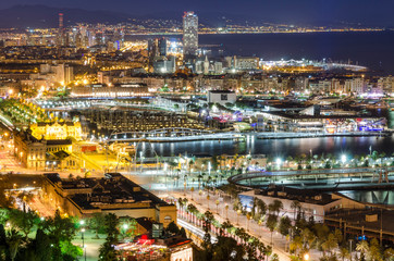 Obraz premium Panorama aéreo del paisaje urbano de la ciudad de Barcelona iluminada al anochecer.