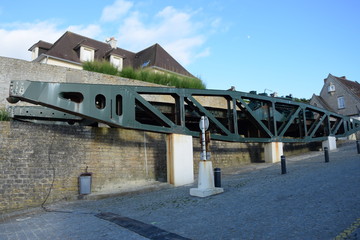 Fototapeta na wymiar Pontonbrücke in Arromanches-les-Bains, Normandie,