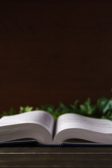 木のテーブルの上に置かれたハードカバーの本